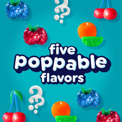 Cinco colores de dulces Airheads Bites sobre fondo azul