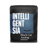 Intelligentsia bolsa Black Cat Analog frontal muestra empaque y conveniencia