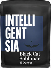Intelligentsia paquete frontal de Black Cat Sublunar mostrando presentación y beneficio de conservación
