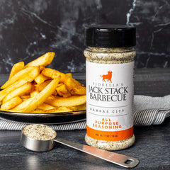 Sazonador Jack Stack en uso sobre pollo asado para mayor sabor y corteza