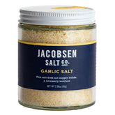 Jacobsen Salt Co. envase frontal con marca y diseño claro, añade sabor gourmet