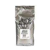 Jim's Organic Coffee paquete frontal mostrando etiqueta y beneficio de frescura