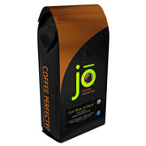 Jo Coffee empaque frontal mostrando etiqueta y cierre resellable beneficiando almacenamiento