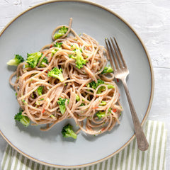 Jovial plato cocinado con salsa demostrando cómo la pasta absorbe sabores