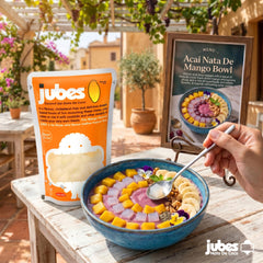 Topping de Jubes sobre yogur y helado ofreciendo contraste cremoso y frutal