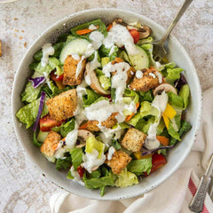 Ken's sobre sobre ensalada colorida, realza sabor sin añadir grasa