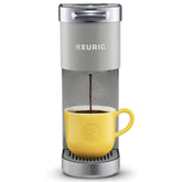 Keurig K-Mini Plus vista frontal mostrando diseño compacto y facilidad de uso