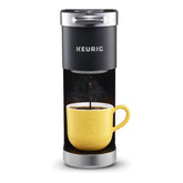 Keurig K-Mini Plus frontal mostrando diseño compacto y rápido funcionamiento