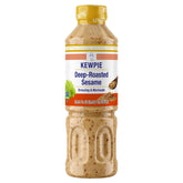 Kewpie botella frontal mostrando el aderezo y su pico dosificador para controlar porciones