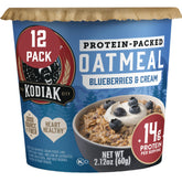 Kodiak Cakes taza frente con arándanos y crema, desayuno proteico listo rápido