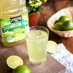 Langers vaso servido con hielo y menta, sugiere refresco listo para consumir