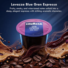 Cápsula Lavazza Blue siendo insertada en máquina LB para extracción precisa