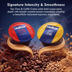 Mano sosteniendo una cápsula Lavazza Blue para mostrar tamaño y escala