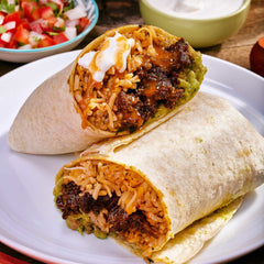 Lawry's burrito emplatado con queso y salsa, listo para comer