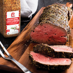 Lawry's envase 24 oz junto a utensilios para comparar escala y uso frecuente