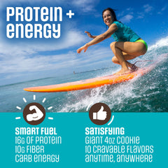 Lenny & Larry's galleta en mano para comparar tamaño y aporte energético
