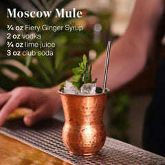 Liber & Co. sirope vertiéndose en vaso de Moscow Mule, mejora el sabor