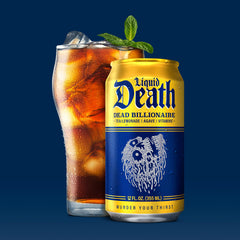 Liquid Death lata en mano para mostrar tamaño y portabilidad con energía