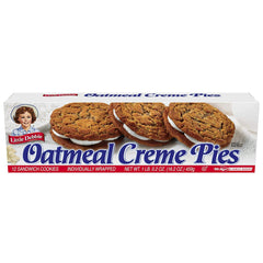 Little Debbie presentación en mesa de merienda con personas disfrutando varios sabores