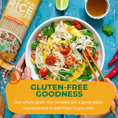 Porción servida de Pad Thai con fideos Lotus Foods en plato, destacando sabor y presentación