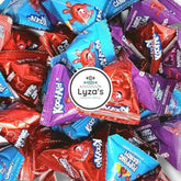 LYZA'S SWEETS & TREATS empaque frontal con 80 sobres y colores llamativos
