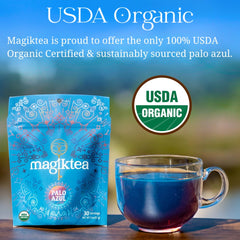 Magiktea infusión azul en taza a la luz solar, efecto visual sorprendente