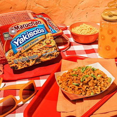 Comparación de tamaño Maruchan Yakisoba junto a utensilios para escala