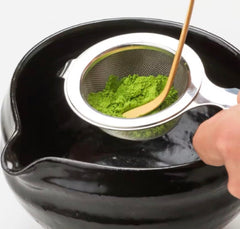 丸久小山園 comparación de 40g de matcha Aorashi junto a cucharita para escala