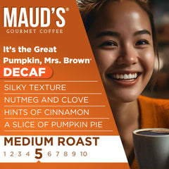 MAUD'S café servido con crema y especias, aroma reconfortante