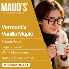 Taza con espuma y reflejos de arce, MAUD'S muestra aroma y cuerpo cremoso en servicio