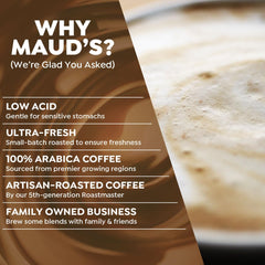 Maud's taza servida con cappuccino humeante y crema, sabor achocolatado intenso