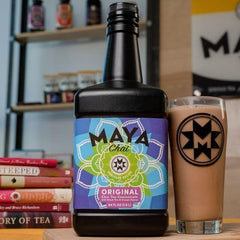 Maya Tea vertiendo concentrado en taza, preparación sencilla en minutos