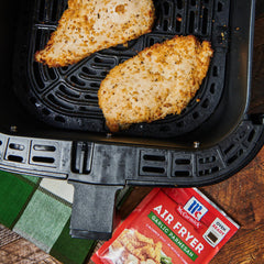McCormick papas ajo parmesano servidas en plato como guarnición sabrosa