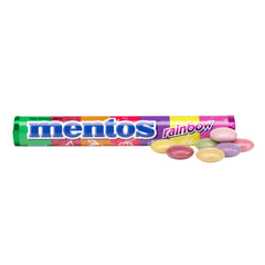 MENTOS mano sosteniendo un rollo para comparar tamaño y portabilidad