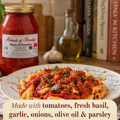 Michaels of Brooklyn salsa sobre rigatoni lista en minutos para servir