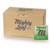 Mighty Leaf taza con bolsita frontal mostrando aroma y conveniencia