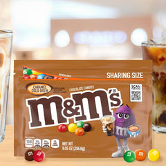 M&M'S cuenco con caramel cold brew listo para servir en reunión