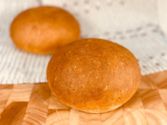 Molibake pan rebanado en plato que muestra sabor casero y versatilidad