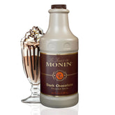 Monin botella frente mostrando etiqueta y presentación gourmet