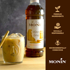 Monin botella junto a taza para comparar tamaño y durabilidad para uso profesional