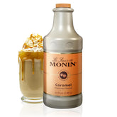 Monin botella frontal de salsa de caramelo mostrando etiqueta y beneficio de sabor consistente