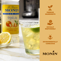 Monin sirope sin azúcar en copa de cóctel realzando sabor cítrico sin calorías