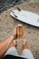 Persona sosteniendo Monster Java Salted Caramel en mano durante una pausa activa
