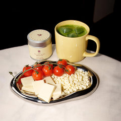 Nami Matcha cucharilla con polvo, ayuda a medir porciones exactas