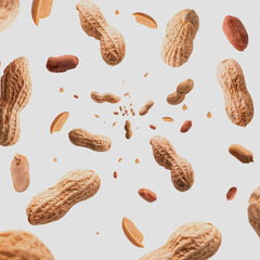 Naturalee cacahuates en cuenco listos para cocinar o picar como snack saludable