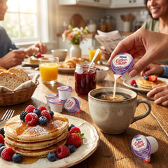 Nestlé Coffee mate vertiendo cup en taza, facilita preparar bebidas