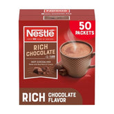 Nestle Hot Cocoa empaque frontal, presenta 50 sobres prácticos para servir rápido