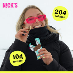 N!CK'S barrita en mano para comparar escala y llevar como snack rápido
