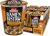 Nissin taza frontal mostrando marca y sabor Sichuan Garlic Chicken, práctica y apetecible
