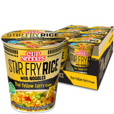 Nissin taza frente mostrando etiqueta y sabor curry amarillo, conveniencia inmediata